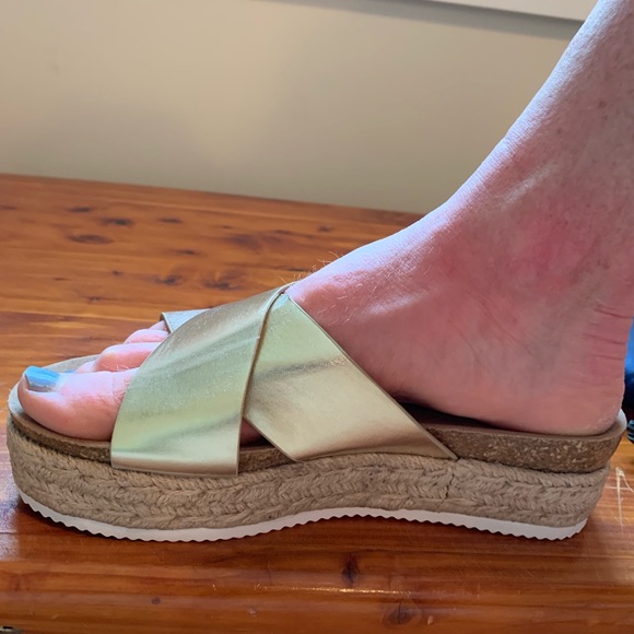 Brand new gold flatforms - Picture 2 of 4